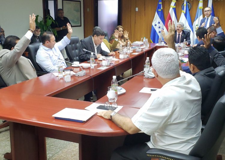 ARENA insiste en sus candidatos, mientras que PCN gira y coincide con GANA