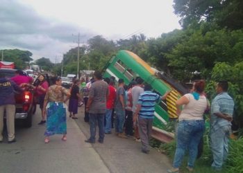 Más de una decena de lesionados tras accidente de bus en Zacatecoluca