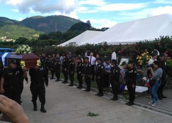 Con honores dan el último adiós a la agente Carla Ayala