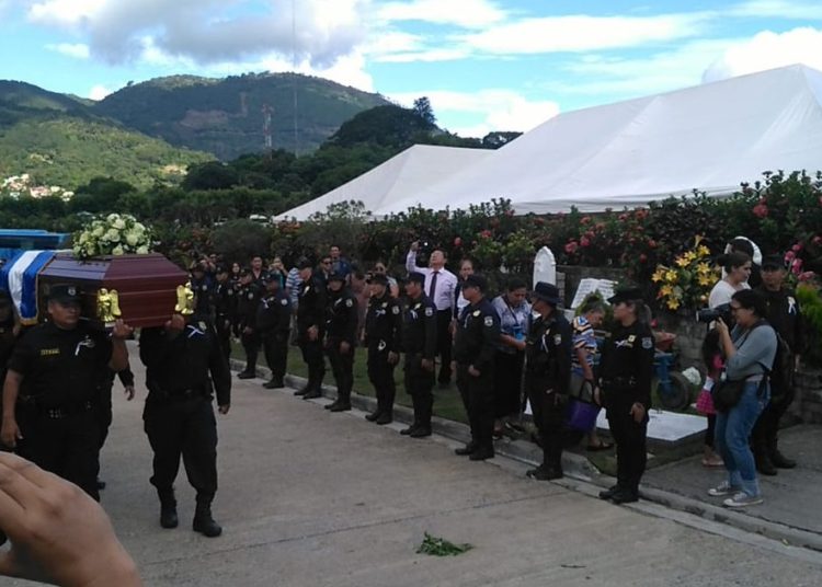 Con honores dan el último adiós a la agente Carla Ayala
