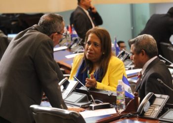 Pese a las críticas, diputada Nidia Díaz asistirá a canonización de monseñor Romero en Roma