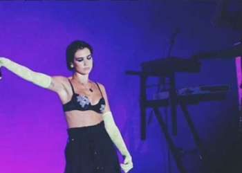VÍDEO: Dua Lipa rompe en llanto por violencia a comunidad LGBT durante concierto en China