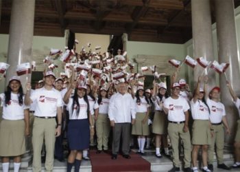 San Salvador es declarada libre de analfabetismo