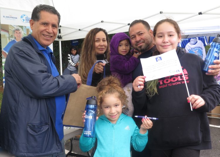 FSV ofrece viviendas a compatriotas en Long Island