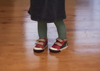 Niña de 4 años contrae una infección mortífera tras probarse unos zapatos