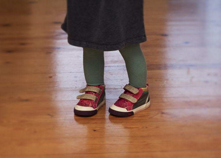 Niña de 4 años contrae una infección mortífera tras probarse unos zapatos