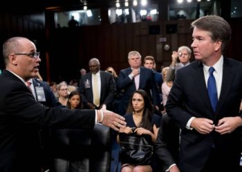 Juez propuesto por Trump para el Tribunal Supremo rechaza saludo de padre de víctima de tiroteo