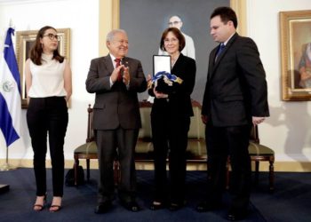 Gobierno realiza homenaje póstumo a Franzi Hato Hasbún Barake