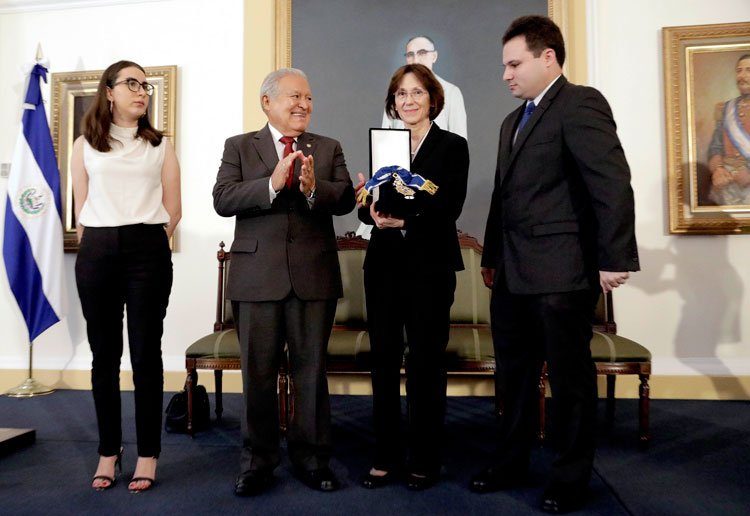 Gobierno realiza homenaje póstumo a Franzi Hato Hasbún Barake