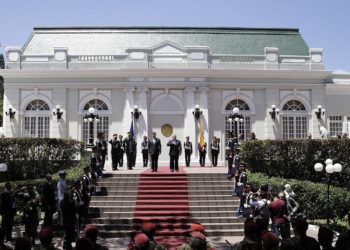 Diputado propone requisito de título universitario para ser presidente de la República