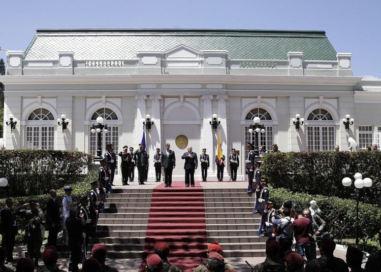 Diputado propone requisito de título universitario para ser presidente de la República