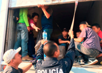 Encuentran en México más de 100 migrantes hacinados en camiones, entre ellos dos salvadoreños