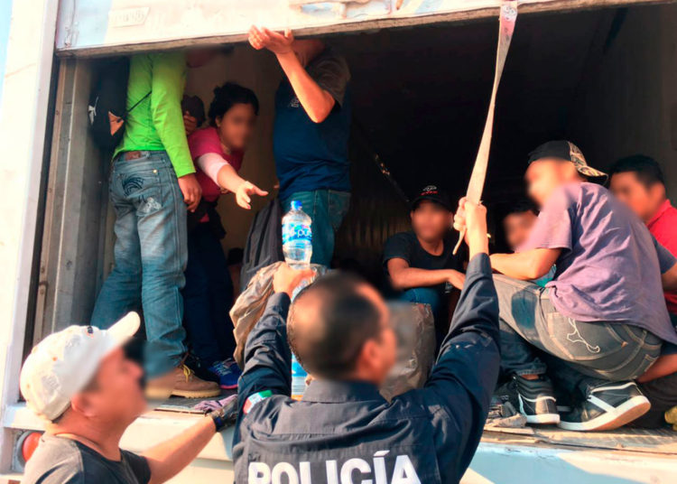 Encuentran en México más de 100 migrantes hacinados en camiones, entre ellos dos salvadoreños