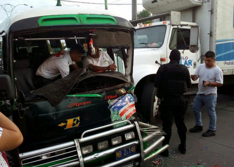 Microbús de la ruta 38E choca contra camión