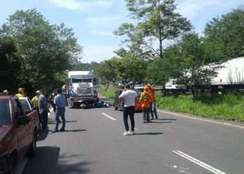 Motociclista muere al chocar con una rastra en Carretera de Oro