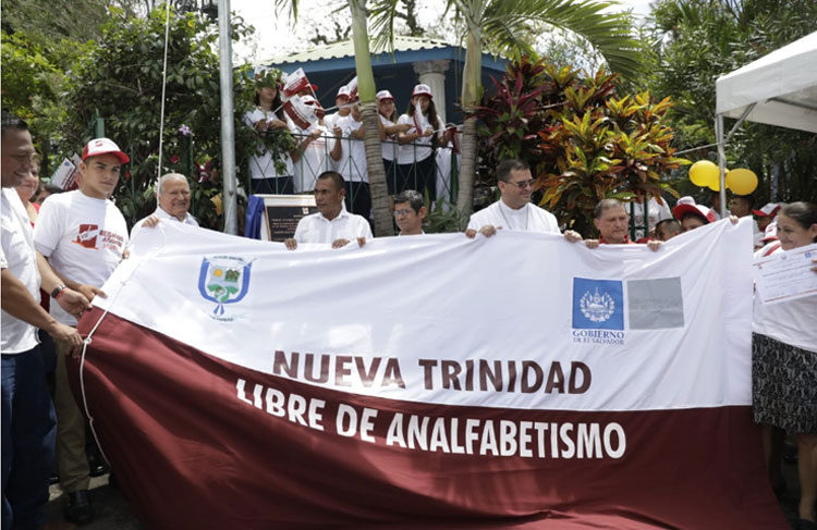 Gobierno declara 100 municipios libres de analfabetismo