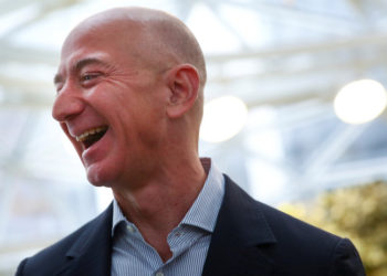 Fundador de Amazon gana cada hora un millón de veces más que el empleado peor pagado de Amazon