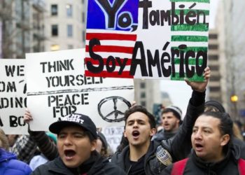 Gobierno de Trump propone reglas para negar las tarjetas de residencia permanente a inmigrantes