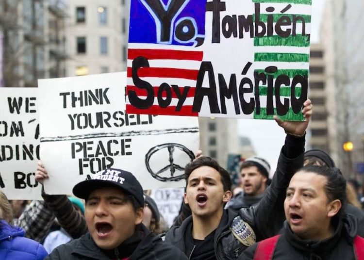 Gobierno de Trump propone reglas para negar las tarjetas de residencia permanente a inmigrantes