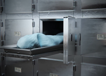 ‘Muerto’ revive en la morgue y regresa a fiesta donde se excedió de copas