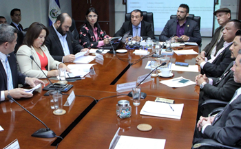 Asamblea cita a ministro de Educación para que explique participación de docentes en actividades partidarias