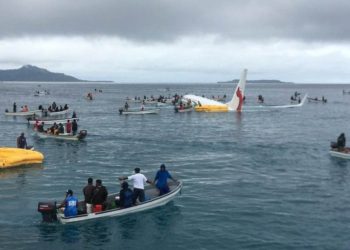 Un avión se saltó la pista y termina en el mar en Micronesia