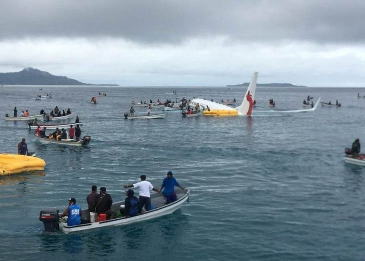 Un avión se saltó la pista y termina en el mar en Micronesia