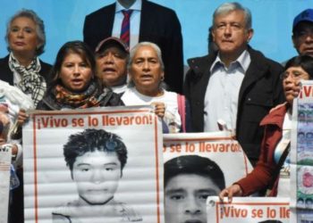 López Obrador se compromete en esclarecer desaparición de estudiantes de Ayotzinapa