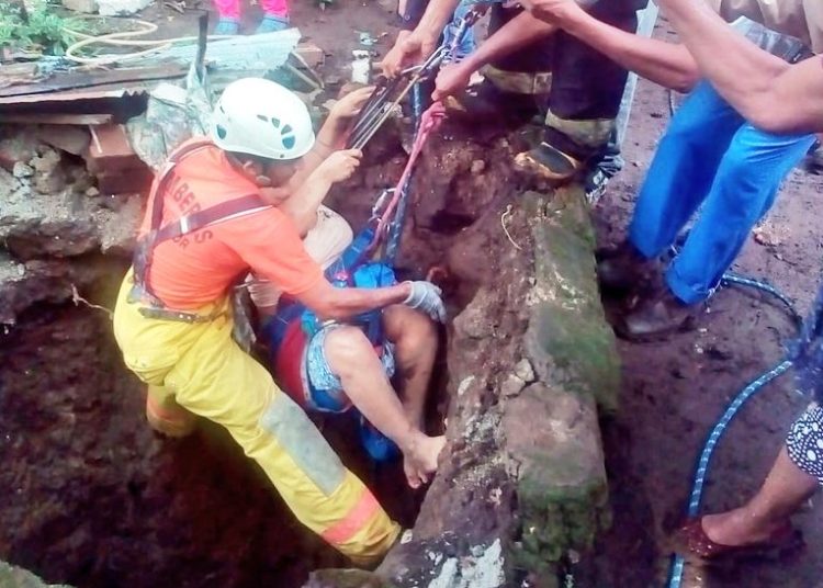 Bomberos rescata a mujer que cayó en fosa séptica