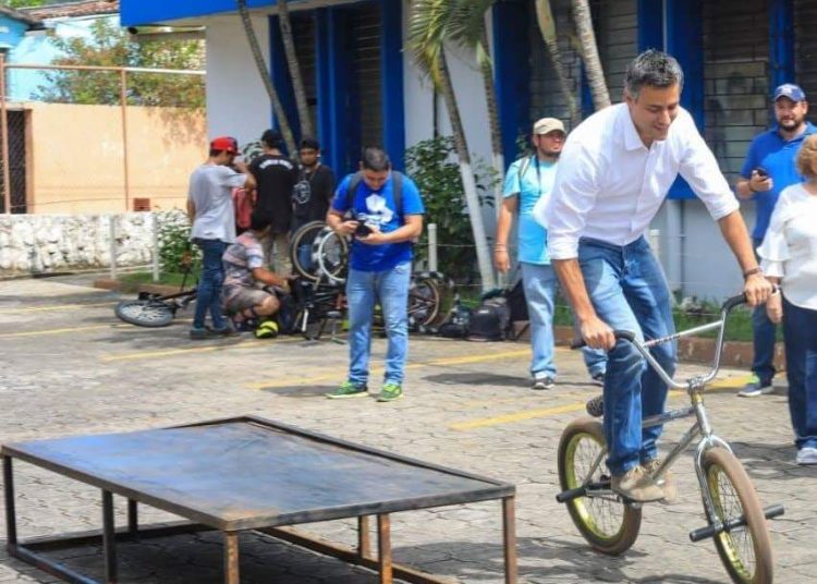 Carlos Calleja presume de montar bicicleta