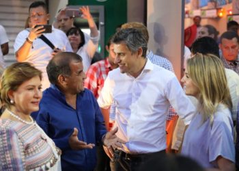 Carlos Calleja participa de la fiesta de Los Farolitos