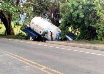 Accidente de pipa cargada con gas propano genera caos vehicular en carretera Panamericana