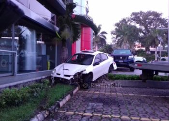 Conductor peligroso estrella su carro contra una distribuidora de vehículos en esta capital