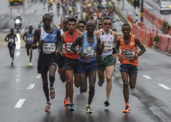 Atropellan a un atleta keniano mientras lideraba la media maratón de Medellín