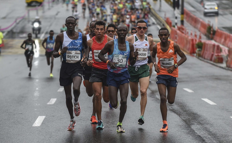 Atropellan a un atleta keniano mientras lideraba la media maratón de Medellín