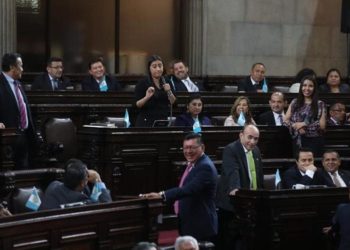 Diputados guatemaltecos se enfrascan en discusión sobre prohibir el reguetón y niegan la entrada a banda de rock