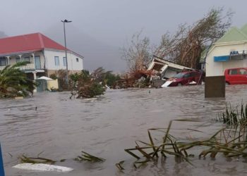 Florence causa estragos y al menos cinco muertos en su primer contacto con la costa este de EE UU