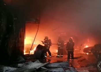 Incendio consume varios negocios en el centro de San Salvador