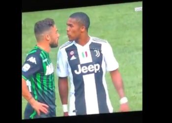 Jugador del Juventus escupe en la cara de su rival