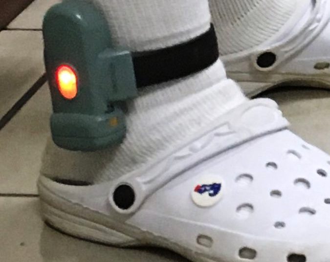 Colocan GPS a siete pandilleros para que cumplan restricciones en sus casas