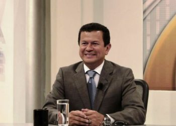 Hugo Martínez afirma que pasaporte diplomático otorgado a compañera de vida de Mauricio Funes fue a escondidas