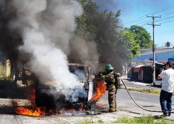 Hombre compra microbús y es consumido por las llamas al recorrer menos de un kilómetro