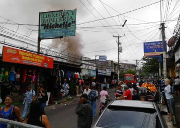 Incendio destruye parcialmente una venta de zapatos en Apopa