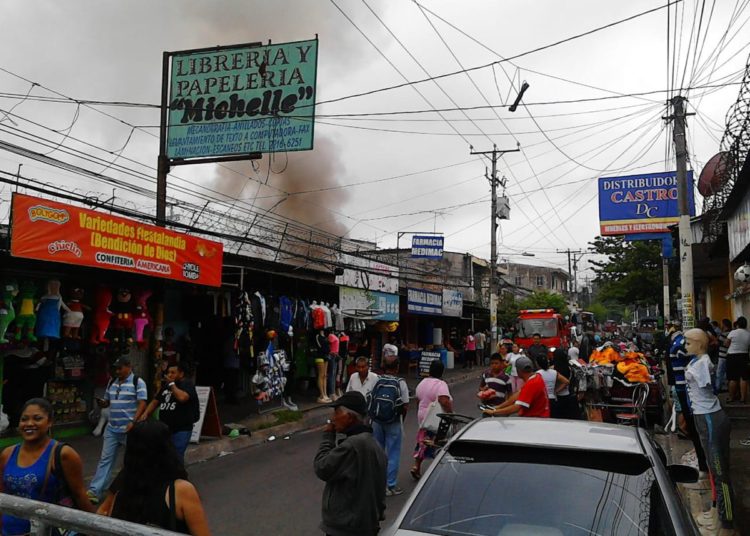 Incendio destruye parcialmente una venta de zapatos en Apopa