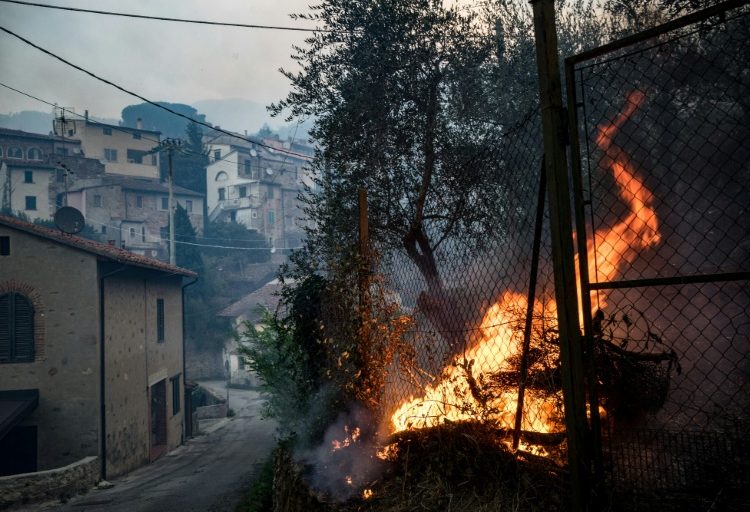 Bomberos tratan de sofocar incendio forestal en Toscana de Italia
