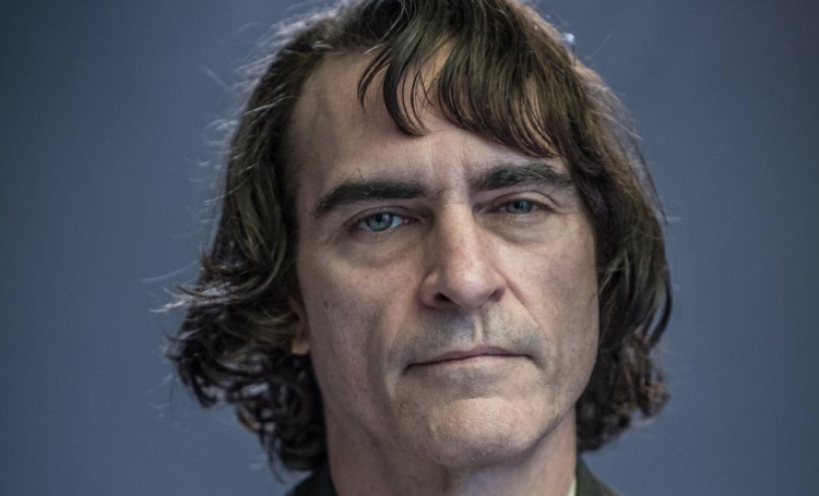 Joaquin Phoenix luce completamente aterrador con el maquillaje del Joker