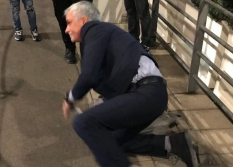 VIDEO: La caída de Mourinho en el estadio de Wembley causa sensación en las redes