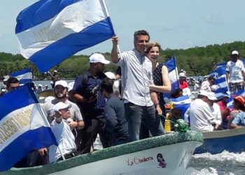Calleja recorre Isla Tasajera, y en redes sociales no pasa inadvertido el nombre de la lancha que lo traslada