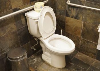 (VIDEO) Indignante: Policía brinda protección a mujer que sumergió la cabeza de su hijo en un inodoro