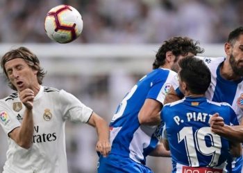 Con ayuda del VAR, el Real Madrid venció al Espanyol por la Liga española